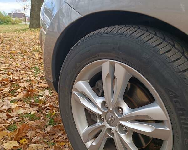 Сірий Хендай Туксон, об'ємом двигуна 2 л та пробігом 183 тис. км за 13900 $, фото 13 на Automoto.ua