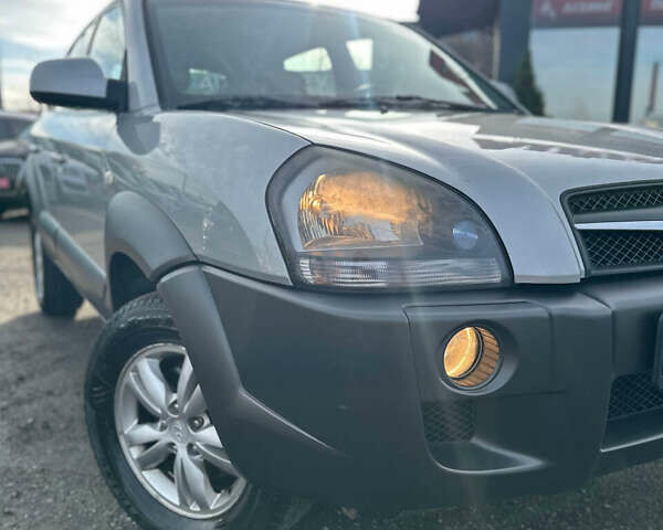 Сірий Хендай Туксон, об'ємом двигуна 1.98 л та пробігом 210 тис. км за 9999 $, фото 2 на Automoto.ua