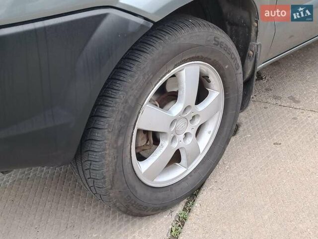 Серый Хендай Туксон, объемом двигателя 2 л и пробегом 148 тыс. км за 10390 $, фото 3 на Automoto.ua