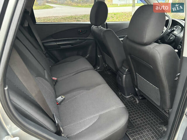 Серый Хендай Туксон, объемом двигателя 1.98 л и пробегом 77 тыс. км за 10500 $, фото 16 на Automoto.ua