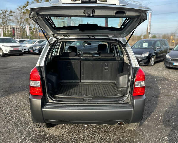 Сірий Хендай Туксон, об'ємом двигуна 1.98 л та пробігом 210 тис. км за 9999 $, фото 11 на Automoto.ua