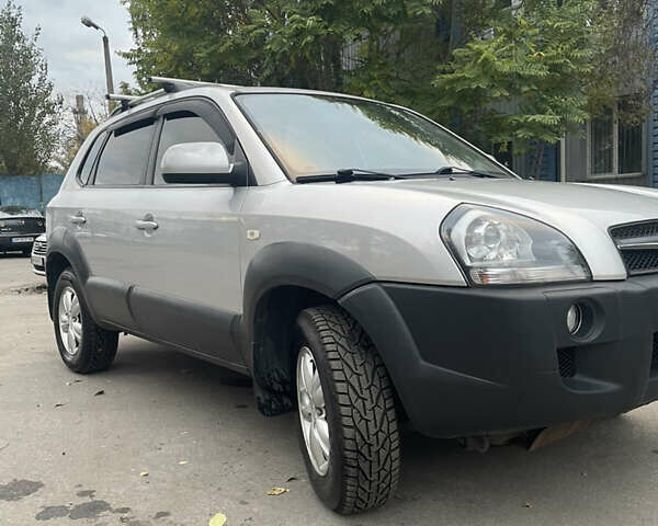 Серый Хендай Туксон, объемом двигателя 1.98 л и пробегом 111 тыс. км за 9750 $, фото 9 на Automoto.ua