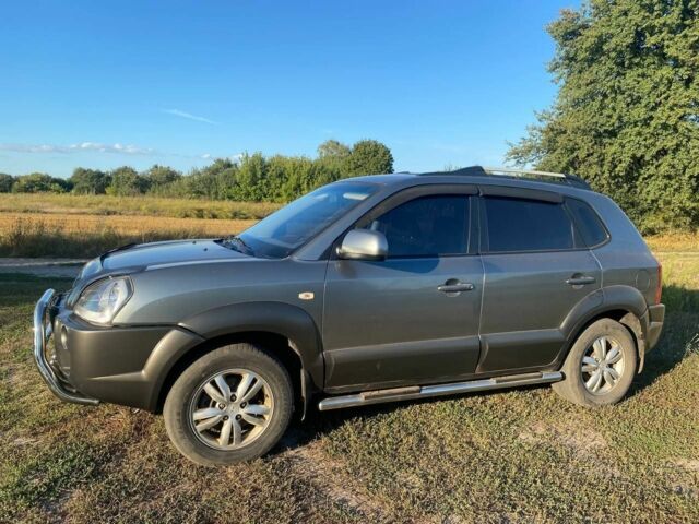 Сірий Хендай Туксон, об'ємом двигуна 2 л та пробігом 256 тис. км за 8900 $, фото 7 на Automoto.ua