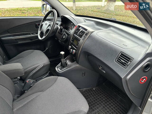 Серый Хендай Туксон, объемом двигателя 1.98 л и пробегом 77 тыс. км за 10500 $, фото 19 на Automoto.ua