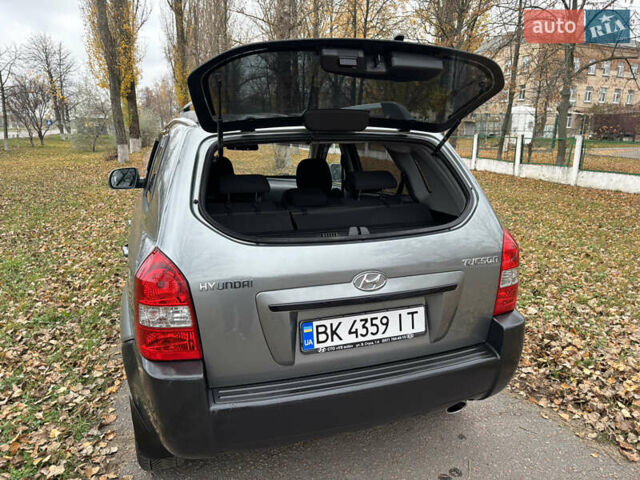 Серый Хендай Туксон, объемом двигателя 1.98 л и пробегом 77 тыс. км за 10500 $, фото 31 на Automoto.ua