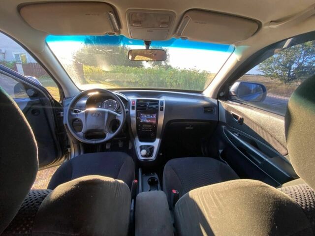 Сірий Хендай Туксон, об'ємом двигуна 2 л та пробігом 256 тис. км за 8900 $, фото 3 на Automoto.ua