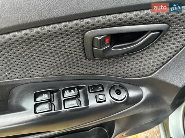 Серый Хендай Туксон, объемом двигателя 1.98 л и пробегом 77 тыс. км за 10500 $, фото 11 на Automoto.ua