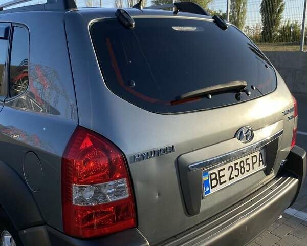Серый Хендай Туксон, объемом двигателя 2 л и пробегом 127 тыс. км за 10000 $, фото 5 на Automoto.ua