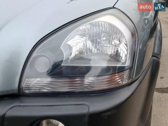 Серый Хендай Туксон, объемом двигателя 2 л и пробегом 148 тыс. км за 10390 $, фото 4 на Automoto.ua