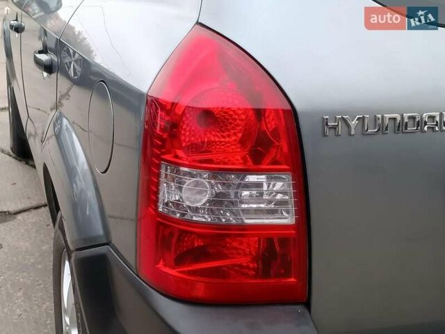 Серый Хендай Туксон, объемом двигателя 2 л и пробегом 148 тыс. км за 10390 $, фото 8 на Automoto.ua