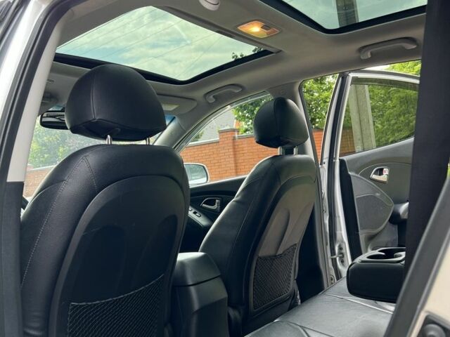 Серый Хендай Туксон, объемом двигателя 2.4 л и пробегом 164 тыс. км за 12500 $, фото 3 на Automoto.ua