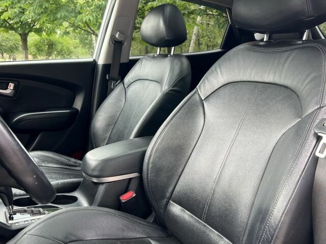 Серый Хендай Туксон, объемом двигателя 2.4 л и пробегом 164 тыс. км за 12500 $, фото 2 на Automoto.ua