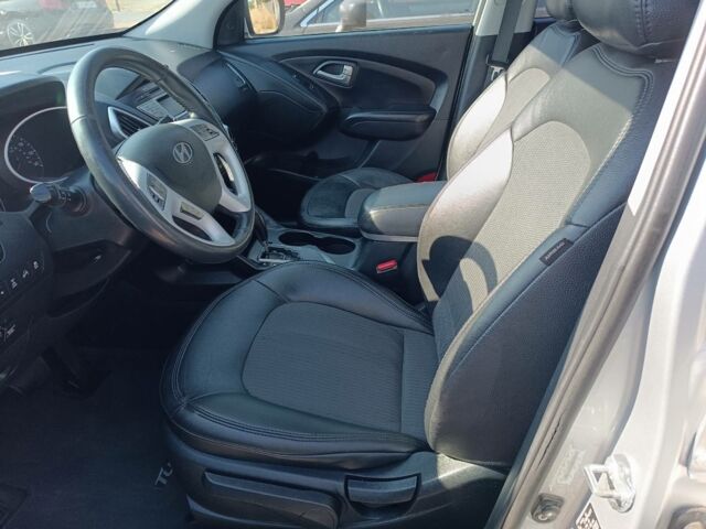 Серый Хендай Туксон, объемом двигателя 2.4 л и пробегом 248 тыс. км за 10600 $, фото 8 на Automoto.ua