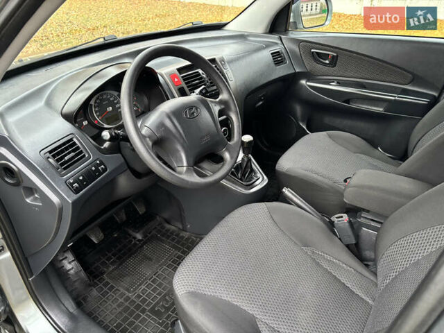 Серый Хендай Туксон, объемом двигателя 1.98 л и пробегом 77 тыс. км за 10500 $, фото 9 на Automoto.ua