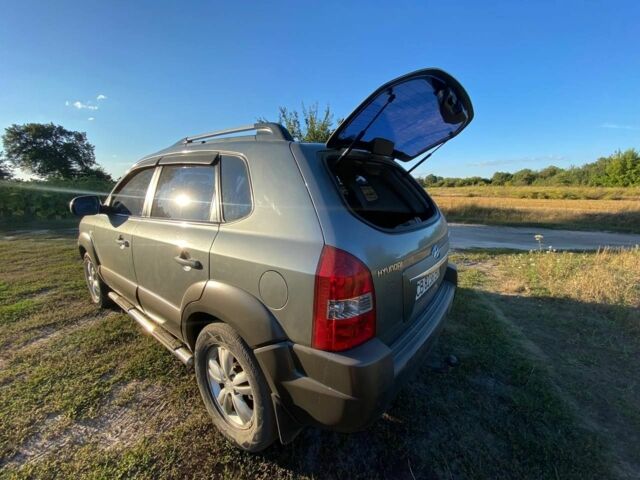 Сірий Хендай Туксон, об'ємом двигуна 2 л та пробігом 256 тис. км за 8900 $, фото 15 на Automoto.ua