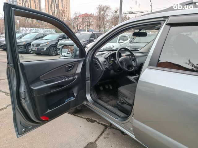 Сірий Хендай Туксон, об'ємом двигуна 2 л та пробігом 148 тис. км за 10390 $, фото 18 на Automoto.ua