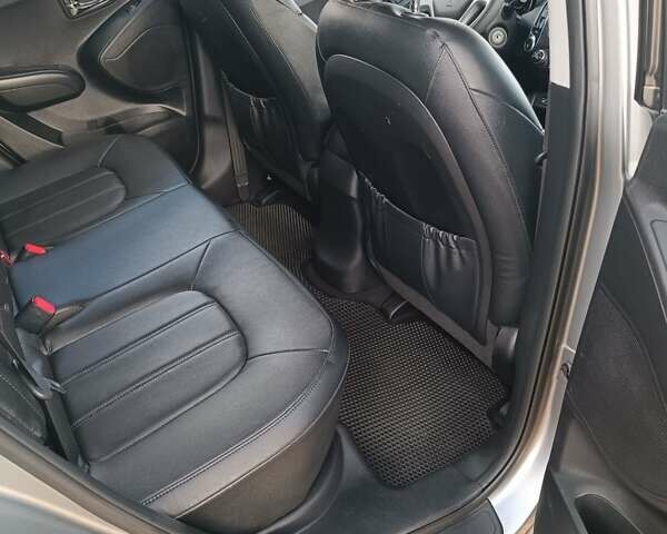 Сірий Хендай Туксон, об'ємом двигуна 2 л та пробігом 183 тис. км за 13900 $, фото 12 на Automoto.ua