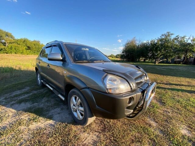 Сірий Хендай Туксон, об'ємом двигуна 2 л та пробігом 256 тис. км за 8900 $, фото 11 на Automoto.ua