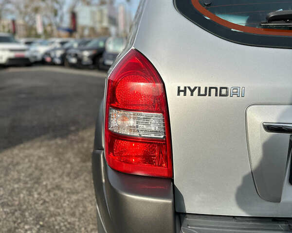 Сірий Хендай Туксон, об'ємом двигуна 1.98 л та пробігом 210 тис. км за 9999 $, фото 9 на Automoto.ua