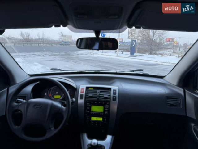 Сірий Хендай Туксон, об'ємом двигуна 2 л та пробігом 144 тис. км за 9300 $, фото 14 на Automoto.ua