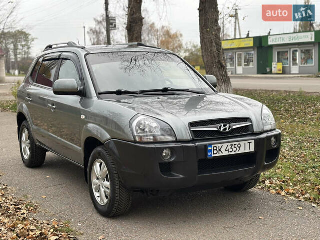 Серый Хендай Туксон, объемом двигателя 1.98 л и пробегом 77 тыс. км за 10500 $, фото 1 на Automoto.ua