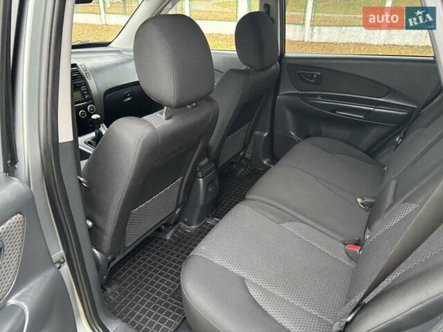 Серый Хендай Туксон, объемом двигателя 1.98 л и пробегом 77 тыс. км за 10500 $, фото 13 на Automoto.ua