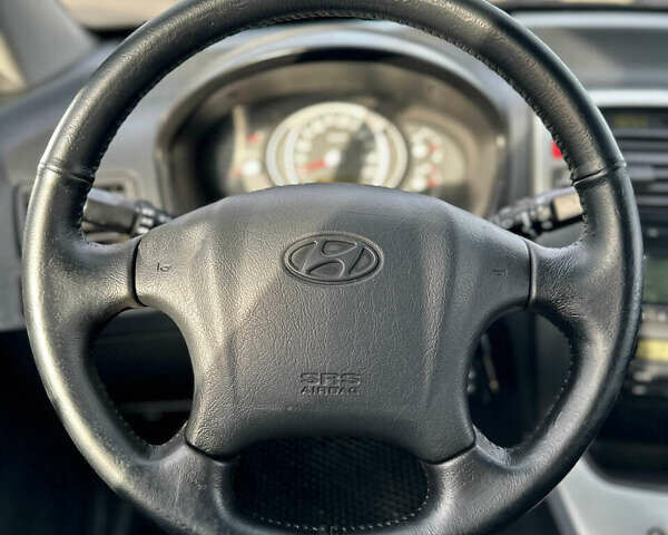 Сірий Хендай Туксон, об'ємом двигуна 1.98 л та пробігом 210 тис. км за 9999 $, фото 18 на Automoto.ua