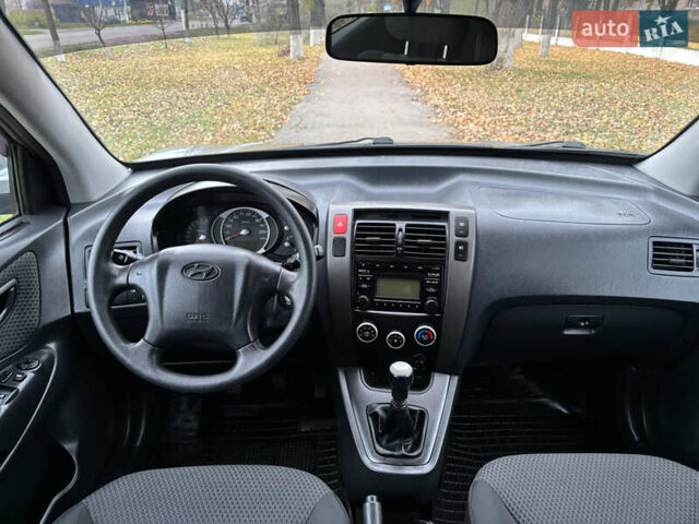 Серый Хендай Туксон, объемом двигателя 1.98 л и пробегом 77 тыс. км за 10500 $, фото 21 на Automoto.ua