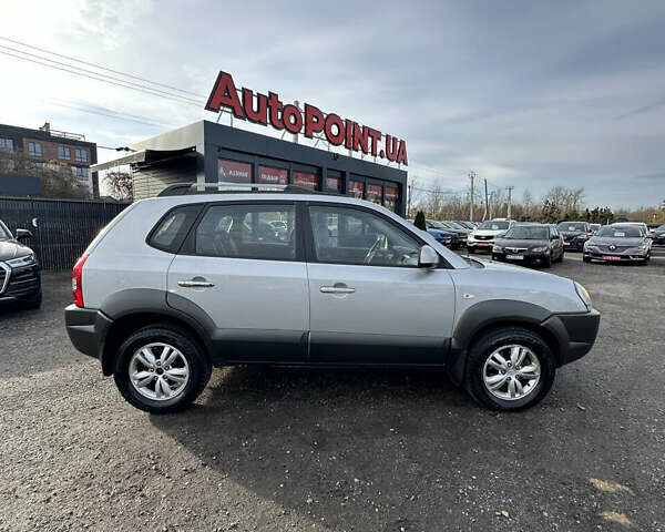 Сірий Хендай Туксон, об'ємом двигуна 1.98 л та пробігом 210 тис. км за 9999 $, фото 4 на Automoto.ua