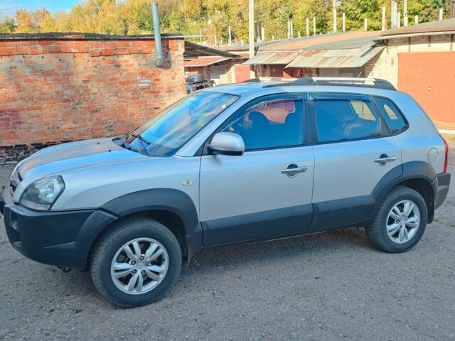 Сірий Хендай Туксон, об'ємом двигуна 2 л та пробігом 146 тис. км за 9750 $, фото 3 на Automoto.ua