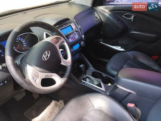 Серый Хендай Туксон, объемом двигателя 2 л и пробегом 129 тыс. км за 12000 $, фото 9 на Automoto.ua
