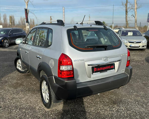 Сірий Хендай Туксон, об'ємом двигуна 1.98 л та пробігом 210 тис. км за 9999 $, фото 8 на Automoto.ua