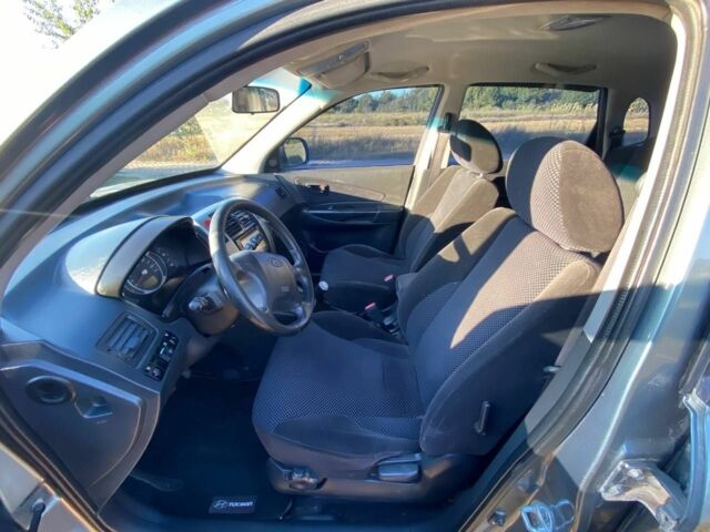 Сірий Хендай Туксон, об'ємом двигуна 2 л та пробігом 256 тис. км за 8900 $, фото 2 на Automoto.ua