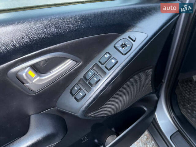 Сірий Хендай Туксон, об'ємом двигуна 1.69 л та пробігом 282 тис. км за 12000 $, фото 26 на Automoto.ua