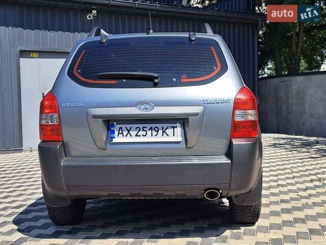 Серый Хендай Туксон, объемом двигателя 1.98 л и пробегом 206 тыс. км за 8500 $, фото 5 на Automoto.ua