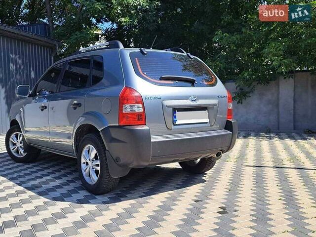 Серый Хендай Туксон, объемом двигателя 1.98 л и пробегом 206 тыс. км за 8500 $, фото 6 на Automoto.ua