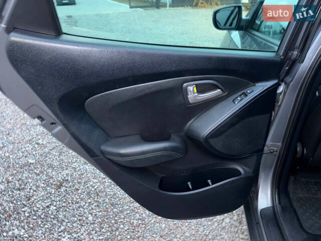 Сірий Хендай Туксон, об'ємом двигуна 1.69 л та пробігом 282 тис. км за 12000 $, фото 36 на Automoto.ua