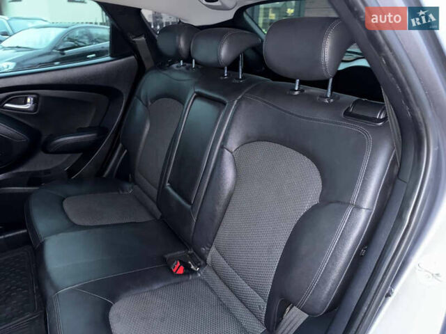 Сірий Хендай Туксон, об'ємом двигуна 1.69 л та пробігом 282 тис. км за 12000 $, фото 40 на Automoto.ua