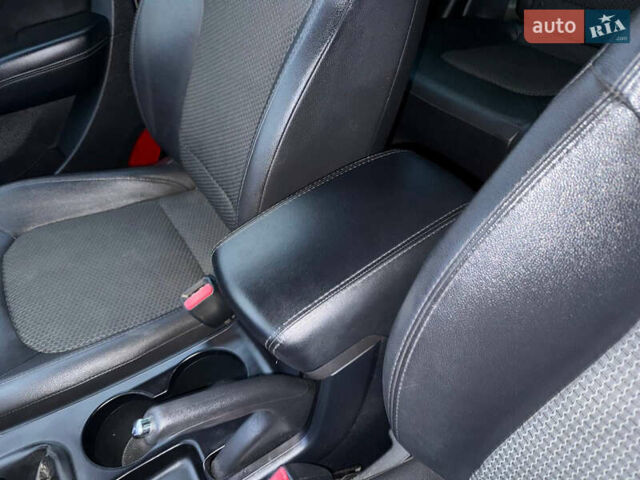 Сірий Хендай Туксон, об'ємом двигуна 1.69 л та пробігом 282 тис. км за 12000 $, фото 31 на Automoto.ua