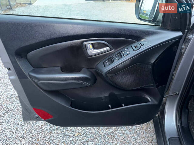 Сірий Хендай Туксон, об'ємом двигуна 1.69 л та пробігом 282 тис. км за 12000 $, фото 25 на Automoto.ua