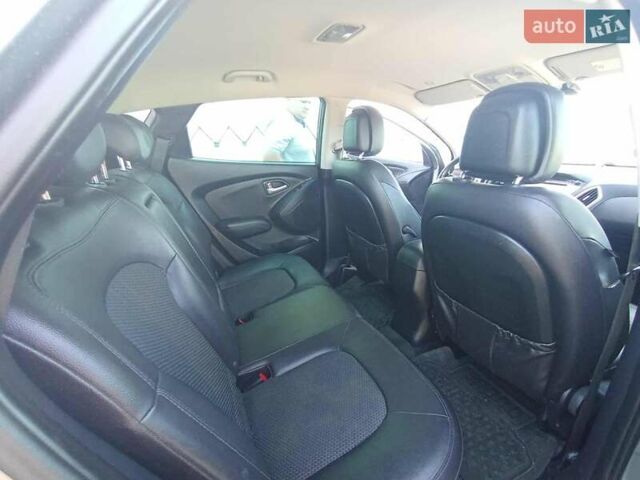 Сірий Хендай Туксон, об'ємом двигуна 1.7 л та пробігом 279 тис. км за 11400 $, фото 16 на Automoto.ua