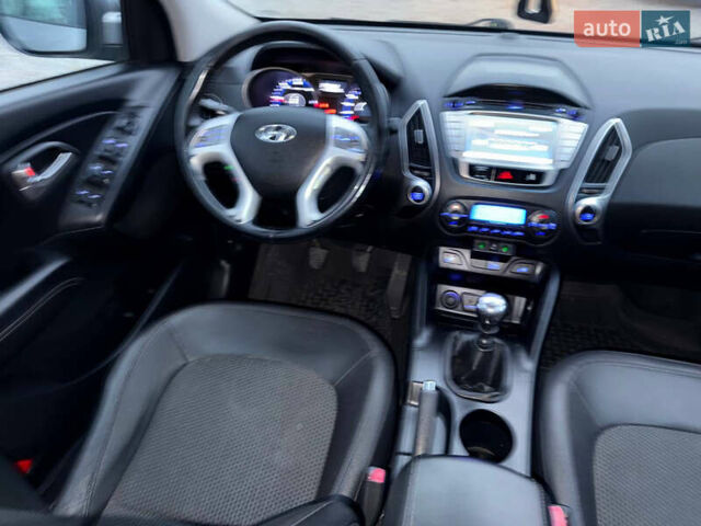 Сірий Хендай Туксон, об'ємом двигуна 1.69 л та пробігом 282 тис. км за 12000 $, фото 44 на Automoto.ua