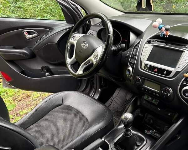 Сірий Хендай Туксон, об'ємом двигуна 1.7 л та пробігом 279 тис. км за 11400 $, фото 2 на Automoto.ua