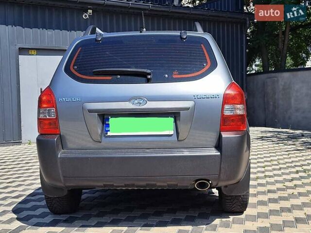 Серый Хендай Туксон, объемом двигателя 1.98 л и пробегом 206 тыс. км за 8500 $, фото 3 на Automoto.ua