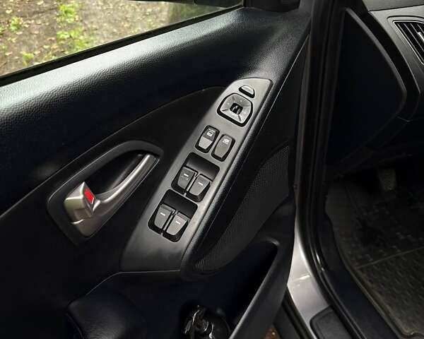 Сірий Хендай Туксон, об'ємом двигуна 1.7 л та пробігом 279 тис. км за 11400 $, фото 3 на Automoto.ua