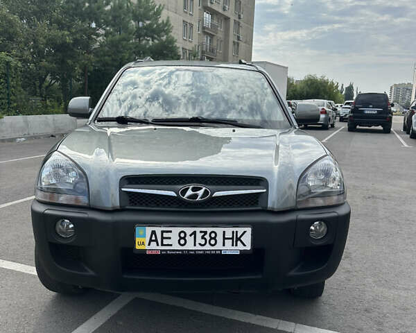 Серый Хендай Туксон, объемом двигателя 1.98 л и пробегом 55 тыс. км за 9700 $, фото 5 на Automoto.ua
