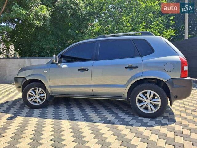 Серый Хендай Туксон, объемом двигателя 1.98 л и пробегом 206 тыс. км за 8500 $, фото 1 на Automoto.ua
