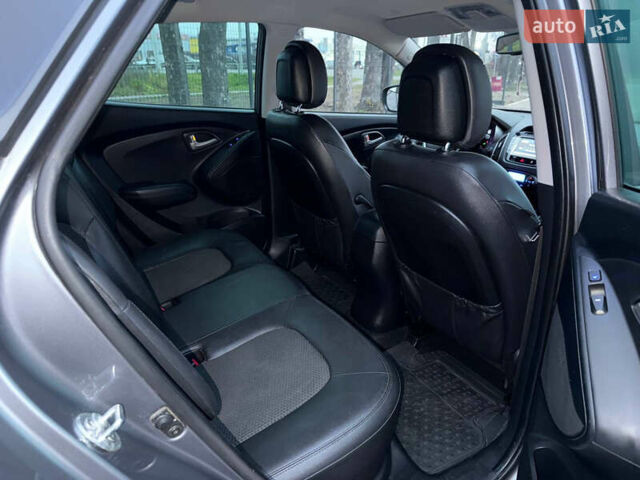 Сірий Хендай Туксон, об'ємом двигуна 1.69 л та пробігом 282 тис. км за 12000 $, фото 47 на Automoto.ua