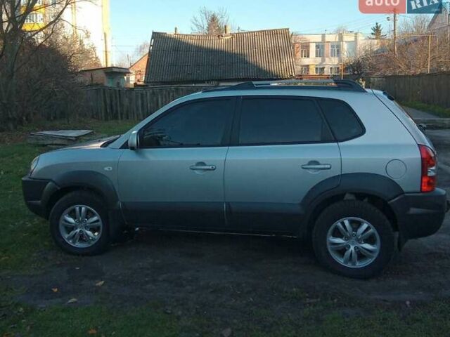 Серый Хендай Туксон, объемом двигателя 2 л и пробегом 82 тыс. км за 11500 $, фото 2 на Automoto.ua