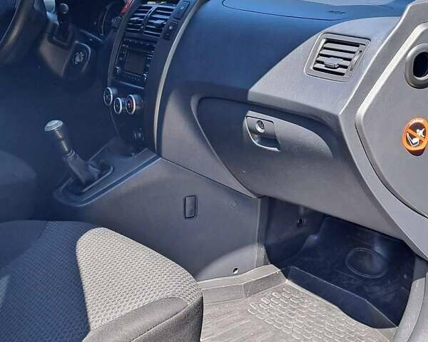 Серый Хендай Туксон, объемом двигателя 1.98 л и пробегом 206 тыс. км за 8500 $, фото 2 на Automoto.ua